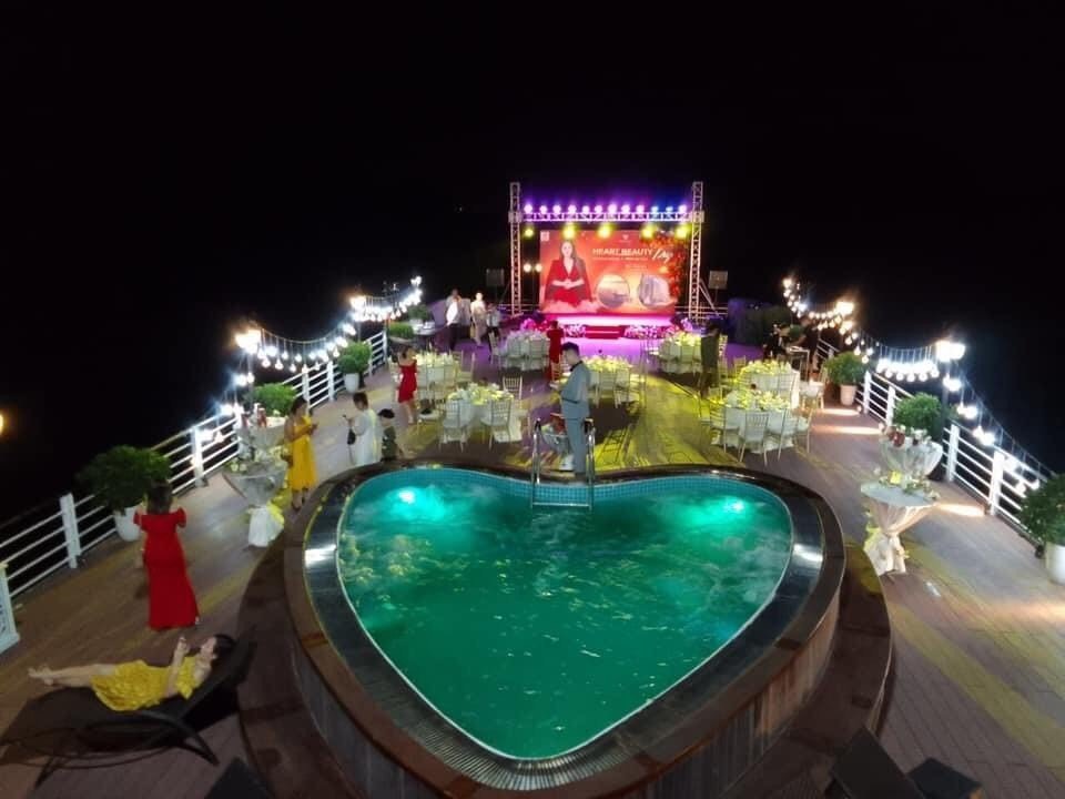 SINGLE JUNIOR SUITE WITH PRIVATE BALCONY AND BATHTUB
